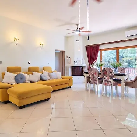 Kalliope, 200m Sea Apartment Kastela